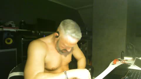 Snapshot of ruffi77 chatting on February 7, 12:20 am Chico que rico Caliente online show from February 7, 12:20 am