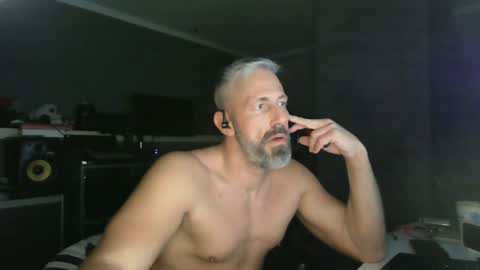 Snapshot of ruffi77 chatting on February 6, 9:11 am Chico que rico Caliente online show from February 6, 9:11 am