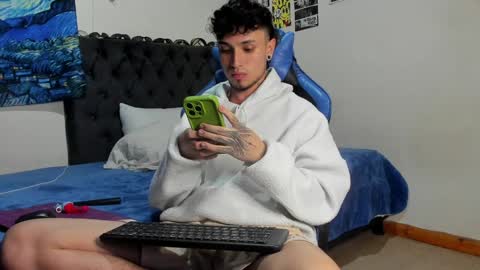 Snapshot of salvatore_dereck chatting on December 23, 1:40 am   online show from December 23, 1:40 am
