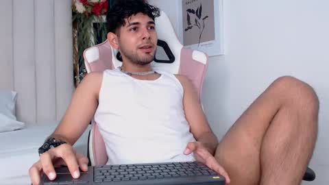 Snapshot of samir_bear chatting on February 4, 12:22 pm Samir online show from February 4, 12:22 pm