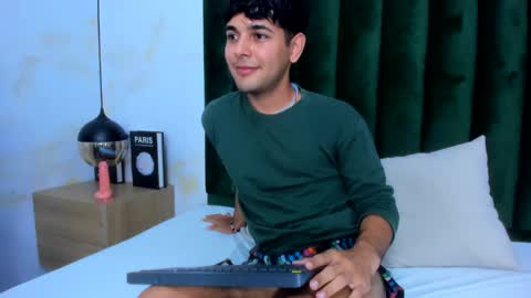 Snapshot of samir_bear chatting on December 17, 3:49 pm Samir online show from December 17, 3:49 pm