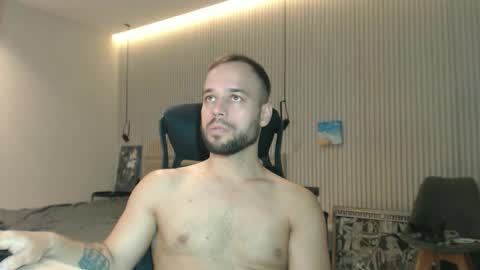 Snapshot of sandro_best chatting on October 23, 1:47 pm DeAlex online show from October 23, 1:47 pm