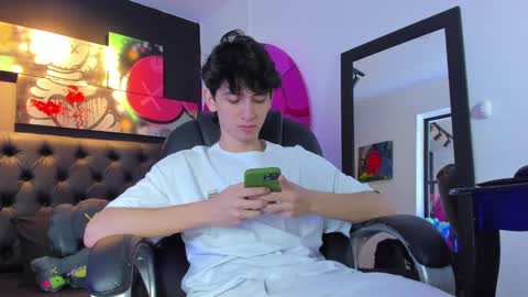 Snapshot of santi_delacruz chatting on January 15, 2:24 pm santi online show from January 15, 2:24 pm