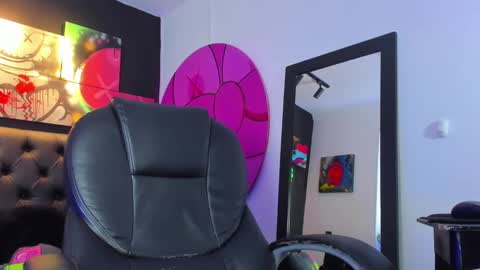 Snapshot of santi_delacruz chatting on January 17, 2:39 pm santi online show from January 17, 2:39 pm