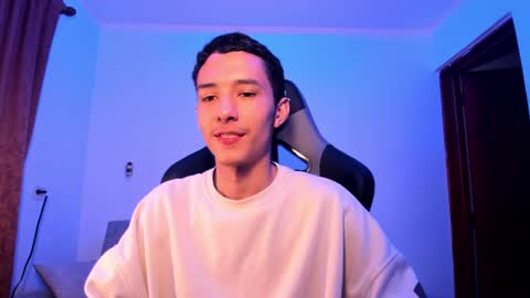 santi_twink19 online show from December 6, 3:08 am