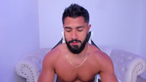 Snapshot of santiago_huntt chatting on October 25, 12:18 pm santiago_huntt online show from October 25, 12:18 pm