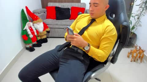 Snapshot of sebastian_oconnor77 chatting on December 20, 5:29 pm juan  sebastian online show from December 20, 5:29 pm