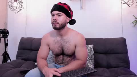 Snapshot of sebastianvilla__ chatting on December 12, 1:28 pm Instagram jeanpaulfit  online show from December 12, 1:28 pm