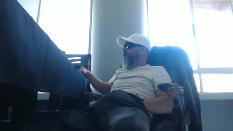 Snapshot of serioyhetero19 chatting on September 15, 9:05 pm hetero serio discreto online show from September 15, 9:05 pm