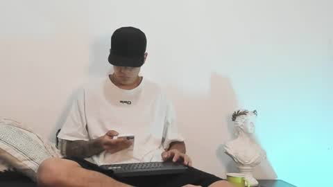 Snapshot of simon_alvarez01 chatting on February 25, 11:41 am Simon Independent Model online show from February 25, 11:41 am