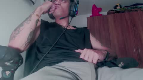 Snapshot of skateboy444 chatting on October 24, 5:53 am king online show from October 24, 5:53 am
