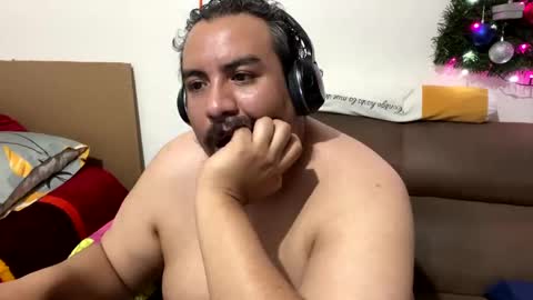 Snapshot of skinhell chatting on January 5, 12:09 am Elias online show from January 5, 12:09 am