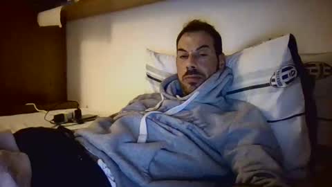 Snapshot of slevin1983 chatting on March 7, 12:04 am slevin online show from March 7, 12:04 am