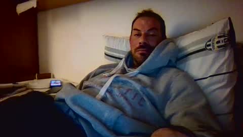 Snapshot of slevin1983 chatting on December 8, 2:52 pm slevin online show from December 8, 2:52 pm