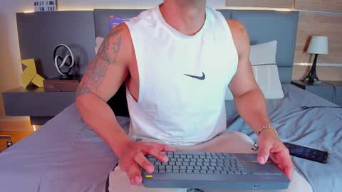 Snapshot of stone_lee_ chatting on February 1, 8:29 am Stone Lee  online show from February 1, 8:29 am