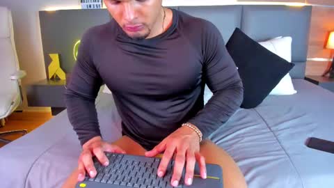 Snapshot of stone_lee_ chatting on February 13, 8:48 am Stone Lee  online show from February 13, 8:48 am