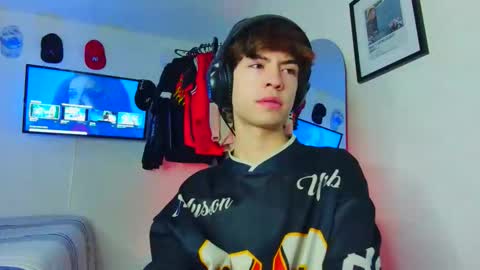 Snapshot of t0n3r chatting on September 27, 2:53 am TONER online show from September 27, 2:53 am