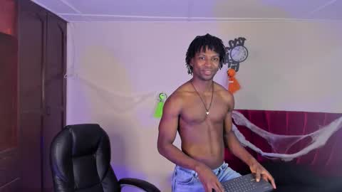 Snapshot of tau_montes chatting on October 24, 10:33 pm tau_montes online show from October 24, 10:33 pm