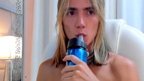 Snapshot of tayler_swift1 chatting on December 4, 6:44 am tayler_swift1 online show from December 4, 6:44 am