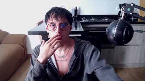 Teo independent model online show from March 31, 12:18 pm