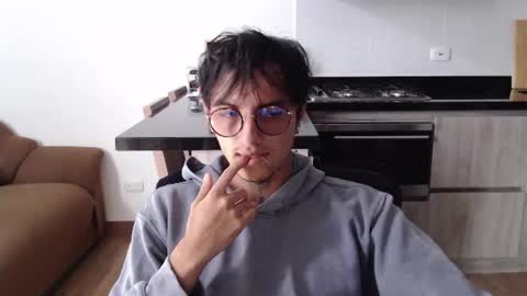 Teo independent model online show from July 10, 1:25 pm