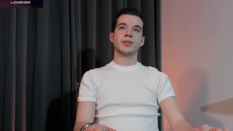 Snapshot of therealmartincox chatting on December 7, 2:53 am     4th  online show from December 7, 2:53 am
