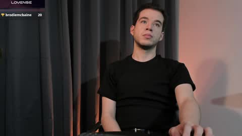 Snapshot of therealmartincox chatting on December 6, 2:46 am     4th  online show from December 6, 2:46 am