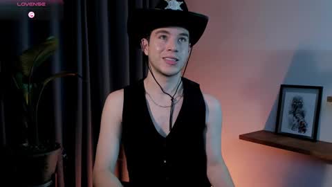 Snapshot of therealmartincox chatting on February 13, 12:46 am     4th  online show from February 13, 12:46 am
