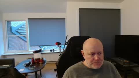 thomash32 online show from December 17, 2:02 pm