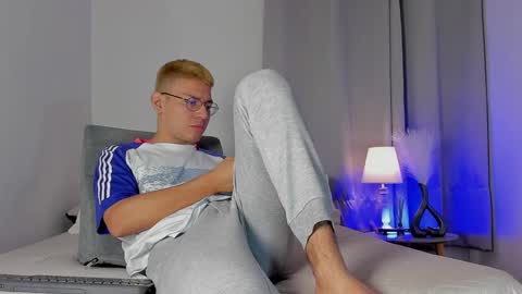 timi  jones online show from December 13, 4:11 am