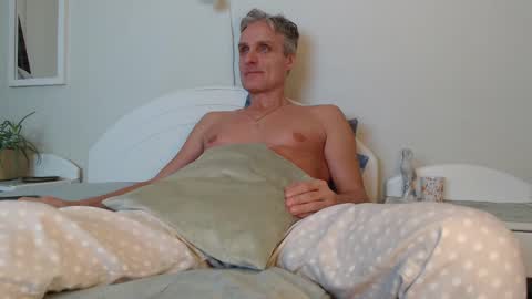 Daniel Bisexual uncut 20cm online show from December 2, 3:56 pm