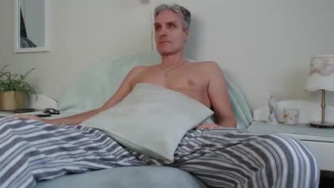 Daniel Bisexual uncut 20cm online show from December 8, 7:26 am