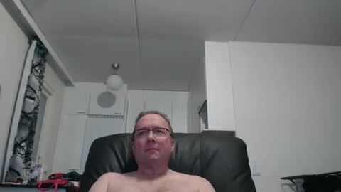 tosimies69 online show from December 8, 1:25 pm