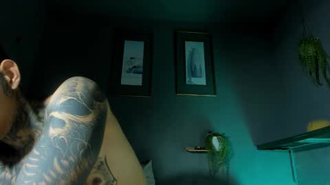 TRAV - INDEPENDENT MODEL online show from October 13, 3:34 am