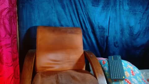 TRAV - INDEPENDENT MODEL online show from February 5, 9:29 pm