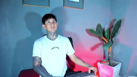 TRAV - INDEPENDENT MODEL online show from February 27, 9:25 pm