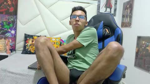 Snapshot of twinkd_asian chatting on October 22, 3:10 am David online show from October 22, 3:10 am