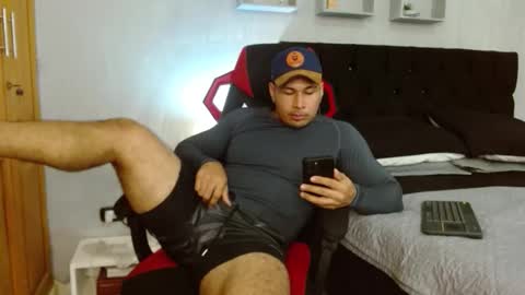 tyler_hank1 online show from November 23, 2:17 pm