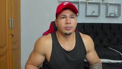 tyler_hank1 online show from July 4, 9:34 am