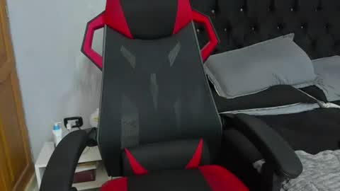 tyler_hank1 online show from July 15, 10:38 pm