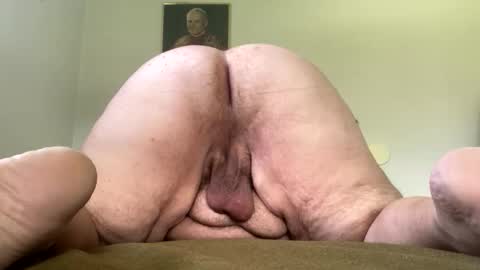 Snapshot of uncledenny1 chatting on October 25, 4:20 pm Hairy Sally online show from October 25, 4:20 pm