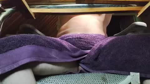 Under the desk online show from October 25, 10:33 pm