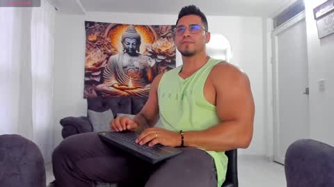 Snapshot of valentino_dossantos chatting on January 2, 10:01 pm    online show from January 2, 10:01 pm