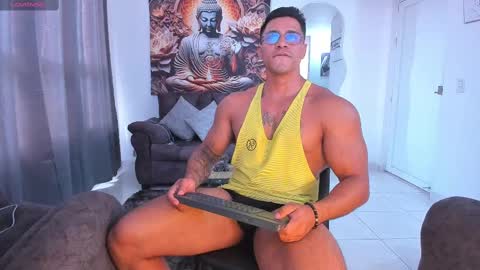Snapshot of valentino_dossantos chatting on February 14, 9:43 pm    online show from February 14, 9:43 pm