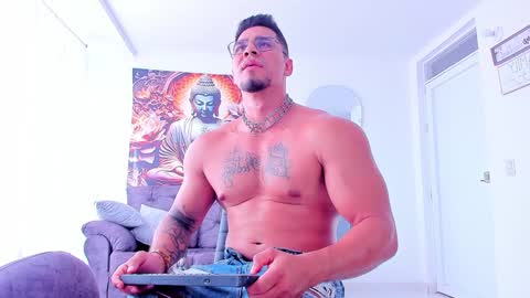 Snapshot of valentino_dossantos chatting on December 20, 7:17 pm    online show from December 20, 7:17 pm
