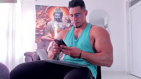 Snapshot of valentino_dossantos chatting on January 7, 9:46 pm    online show from January 7, 9:46 pm