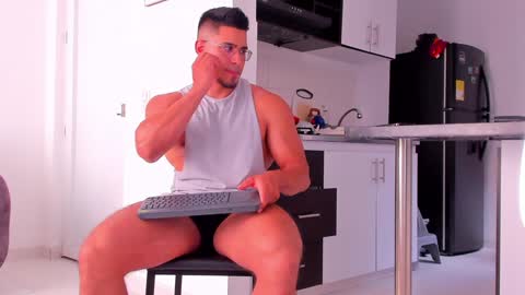 Snapshot of valentino_dossantos chatting on December 10, 9:33 pm    online show from December 10, 9:33 pm