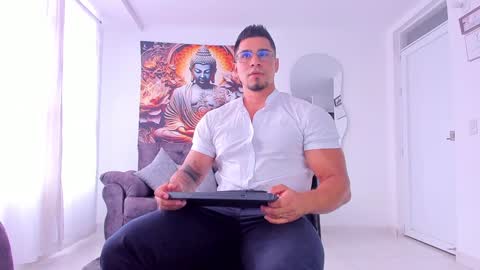 Snapshot of valentino_dossantos chatting on December 19, 7:51 pm    online show from December 19, 7:51 pm