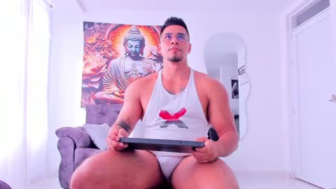 Snapshot of valentino_dossantos chatting on December 11, 7:54 pm    online show from December 11, 7:54 pm