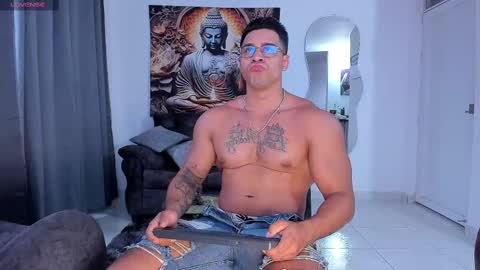 Snapshot of valentino_dossantos chatting on February 25, 12:03 pm    online show from February 25, 12:03 pm